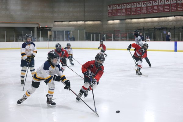 Hockey en salle : Équipements, histoire et règles pour maîtriser le jeu